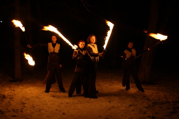 Огненное шоу "Этно" - коллектив в костюмах с огненными мечами зимой